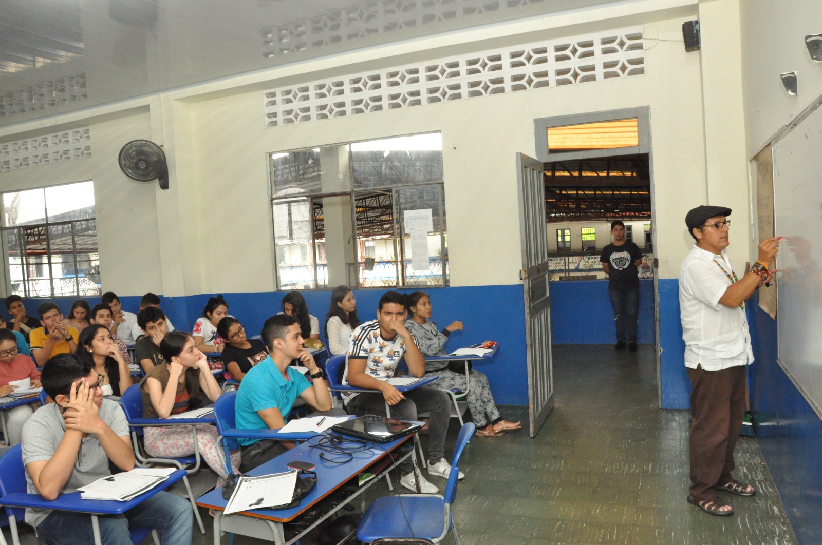 Profesor enseñando en Pre-ICFES Orlando David